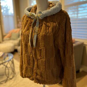 Caramel color faux fur NWT jacket w/blue minky edge size small Hand of the Free